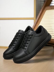 Men's White Casual Sports Shoe, Fashionable Lightweight Breathable Front Tie Round Toe Flat Slip-Resistant Skate Shoe.